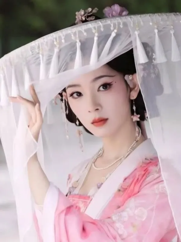 Nhân vật nữ cổ trang với phong thái thanh lệ, ảnh bìa truyện Phế Hậu Trọng Sinh trên Mọt Truyện Chill.