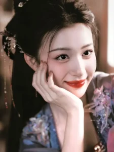 Chân dung nữ nhân cổ trang mỉm cười, tay chống cằm, tóc búi cao cài trâm, trang phục xanh tím phong cách cổ phong