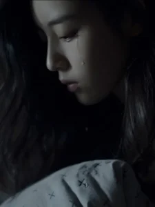 Ảnh bìa truyện Cậu Hàng Xóm Kỳ Lạ, nam chính bí ẩn trong không gian u tối, phong cách ngôn tình hiện đại pha trinh thám đen tối