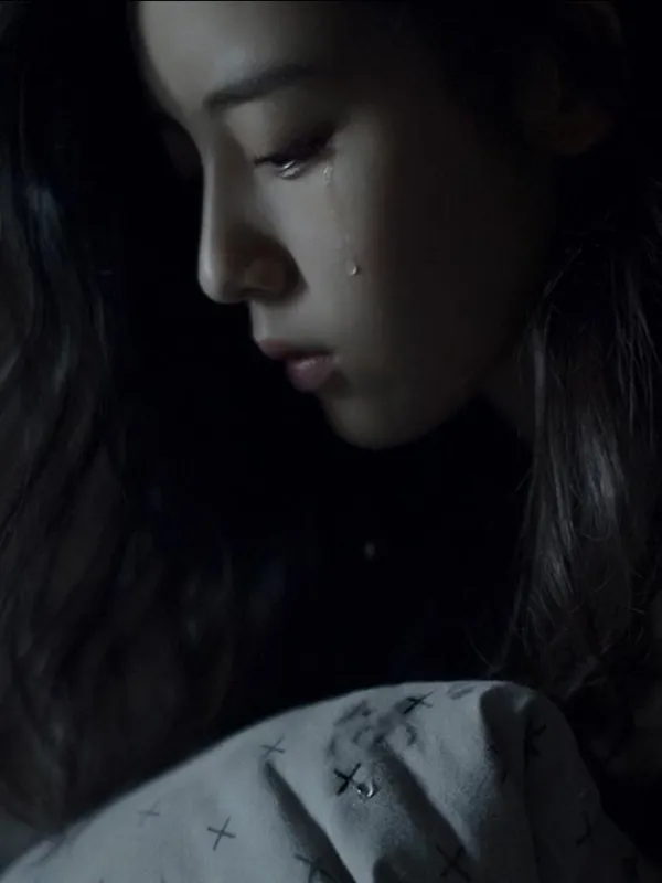 Ảnh bìa truyện Cậu Hàng Xóm Kỳ Lạ, nam chính bí ẩn trong không gian u tối, phong cách ngôn tình hiện đại pha trinh thám đen tối