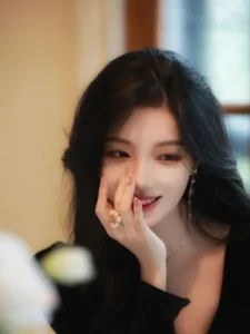 Ảnh bìa truyện ngôn tình hiện đại Tôi Thích Kiểu Yêu Đương Cưỡng Ép với nữ chính xinh đẹp, khí chất lạnh lùng và cuồng yêu đầy chiếm hữu.